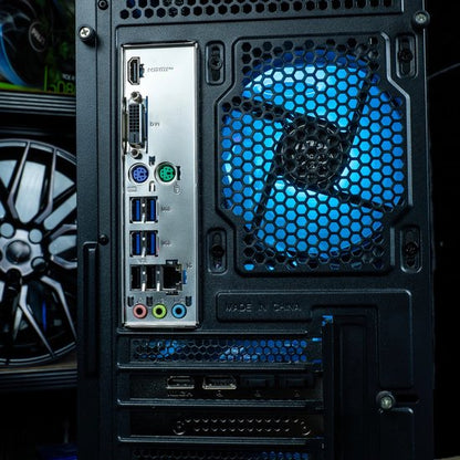 FlowUp x Powered By MSI - De Tetragame Gaming PC - Ryzen 7 5700x - RTX 5060 - 32 GB Corsair RAM - MSI 650w - 1 TB NVMe SSD - AZZA Galeforce ARGB